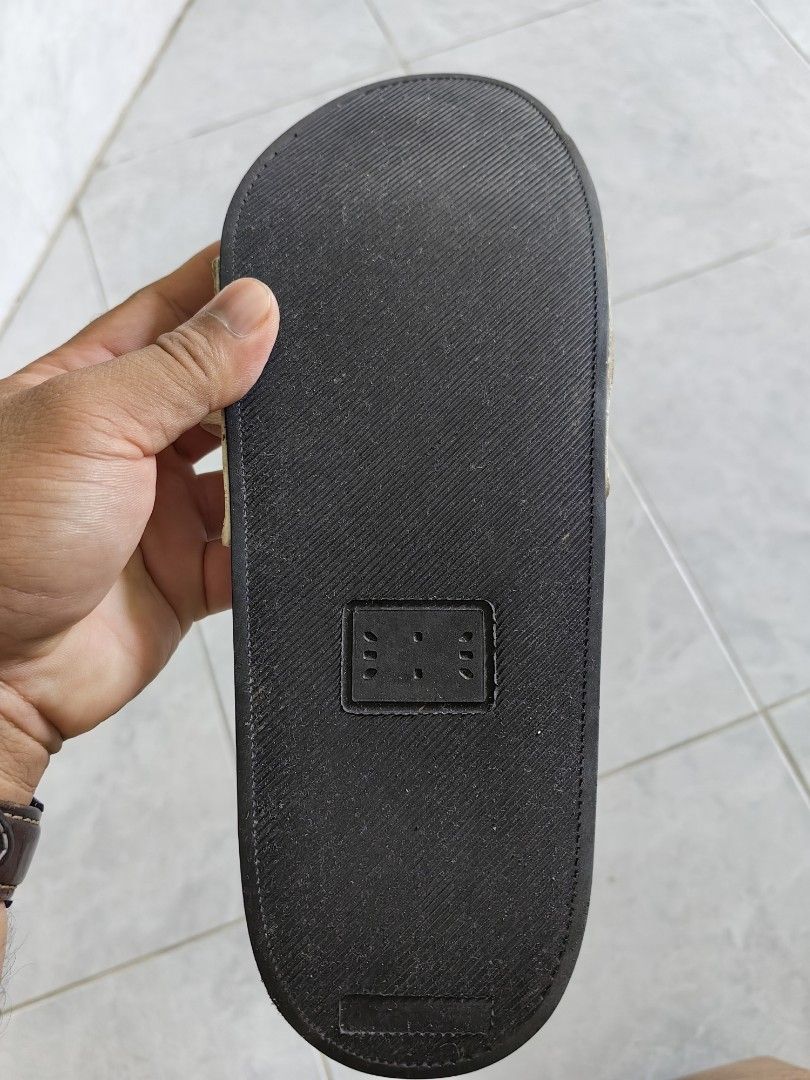 MCQ BY MCQ No.0 Slides Sandals (Category: Slippers & Slides) located in Cavite. Submitted by murdge (Listing ID 1462068707, Image 3). Description: MCQ Icon Zero Infinity Slides – Black/White Premium MCQ Icon Zero Infinity Slides featuring a modern black-and-white design with adjustable buckle detail. Clean, stylish, and easy to pair with casual or streetwear outfits. Original Retail Price: 570 AED or 9700php Condition: Like New/ once lang ginamit