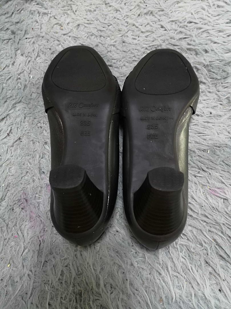 Metallic Grey Low Heeled Shoes (Category: Heels) located in Santa Cruz. Submitted by jmy_surplus.2 (Listing ID 1462086822, Image 2). Description: Size ; 23.5cm Color ; Grey Type ; Heels Brand ; No brand Material ; Leather Style ; Dark grey Leather Low Heeled Shoes LR 159 JMY 4 Batch #220.