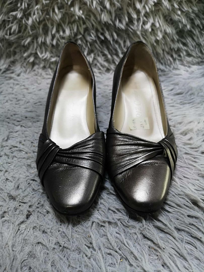Metallic Grey Low Heeled Shoes (Category: Heels) located in Santa Cruz. Submitted by jmy_surplus.2 (Listing ID 1462086822, Image 1). Description: Size ; 23.5cm Color ; Grey Type ; Heels Brand ; No brand Material ; Leather Style ; Dark grey Leather Low Heeled Shoes LR 159 JMY 4 Batch #220.