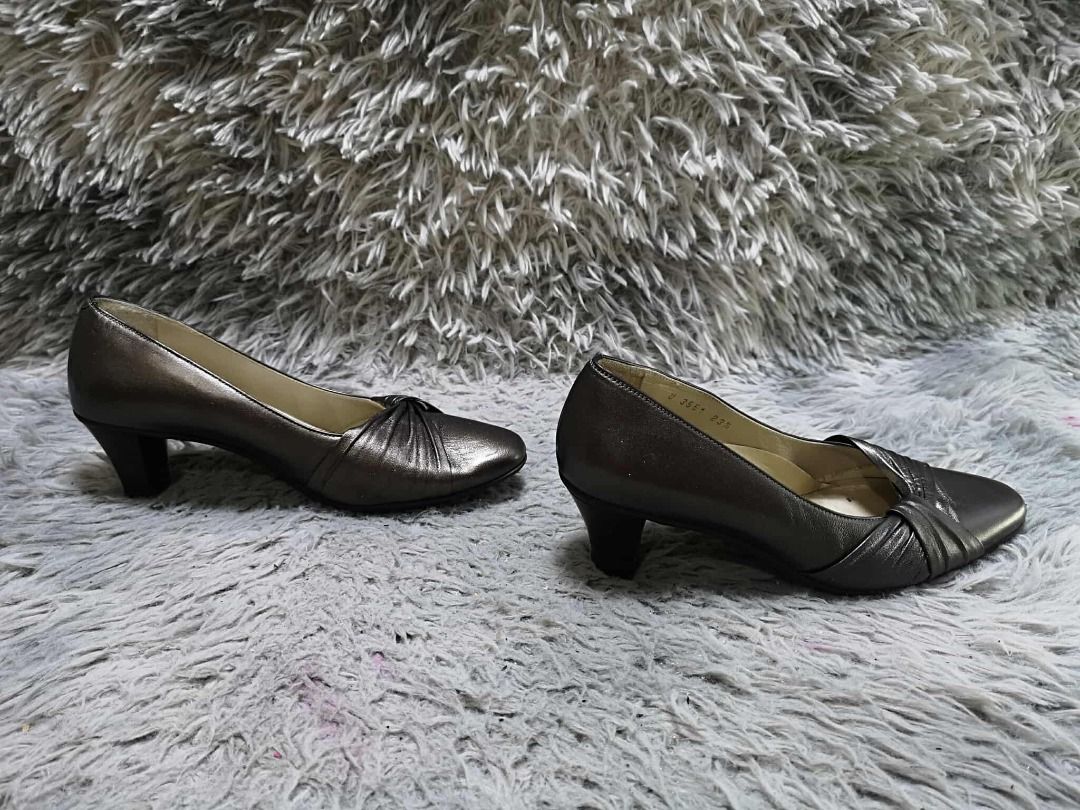 Metallic Grey Low Heeled Shoes (Category: Heels) located in Santa Cruz. Submitted by jmy_surplus.2 (Listing ID 1462086822, Image 3). Description: Size ; 23.5cm Color ; Grey Type ; Heels Brand ; No brand Material ; Leather Style ; Dark grey Leather Low Heeled Shoes LR 159 JMY 4 Batch #220.