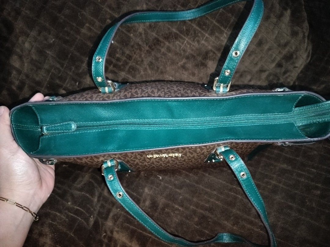 MICHAEL KORS VOYAGER RACING GREEN (Category: Tote Bags) located in Caloocan City. Submitted by jennielz (Listing ID 1462133613, Image 3). Description: MICHAEL KORS VOYAGER RACING GREEN LEATHER -Made in indonesia -clean interior -no rubs/crackings -intact rubber linings -over all, the bag is in prestine condition.