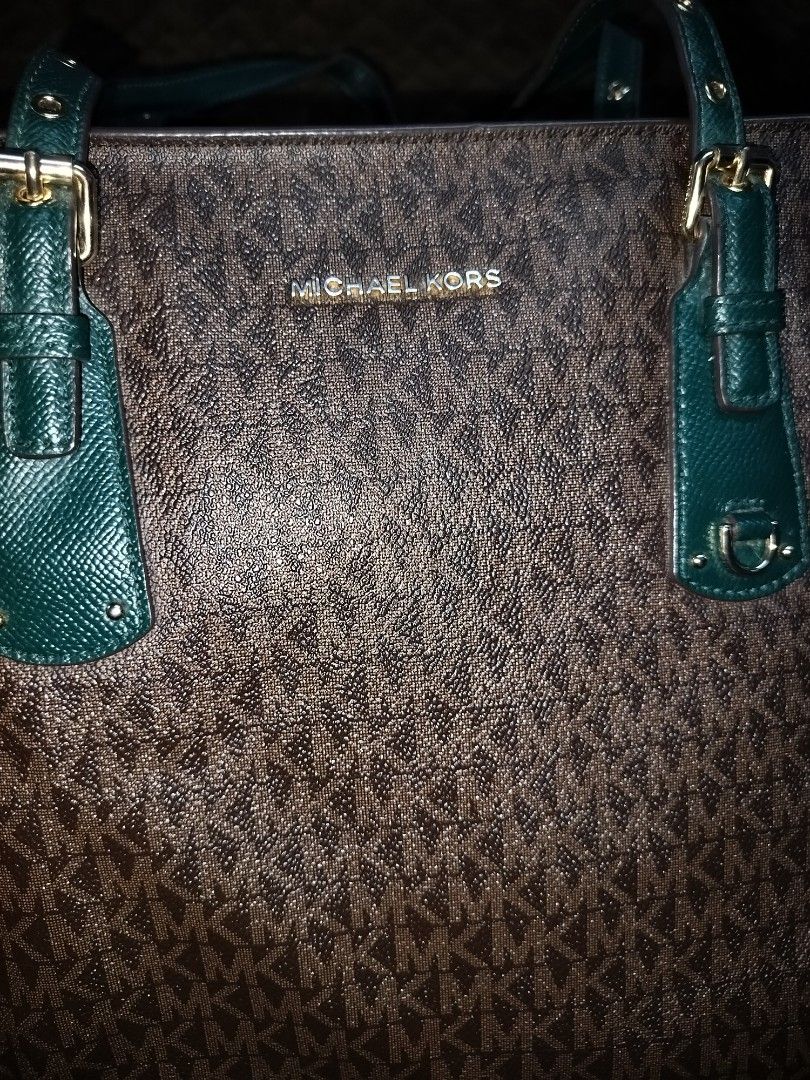 MICHAEL KORS VOYAGER RACING GREEN (Category: Tote Bags) located in Caloocan City. Submitted by jennielz (Listing ID 1462133613, Image 2). Description: MICHAEL KORS VOYAGER RACING GREEN LEATHER -Made in indonesia -clean interior -no rubs/crackings -intact rubber linings -over all, the bag is in prestine condition.
