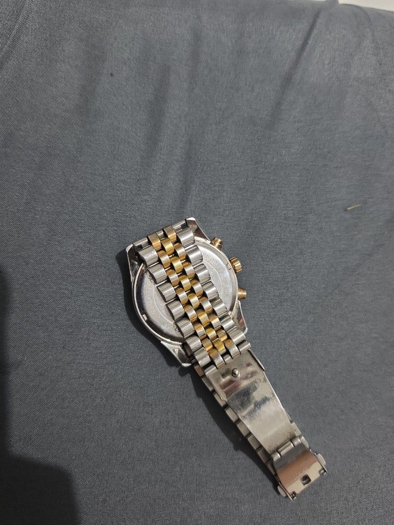 Michael Kors Watch (Category: Women's Watches) located in Manila. Submitted by katiriin (Listing ID 1462208252, Image 2). Description: Selling an authentic Michael Kors Lexington watch (MK5735). Unit only, no more box.Condition: Heavily used / Medyo luma na. Flaws: May mga gasgas at faded na po ang gold color sa ibang bahagi ng strap/links dahil sa madalas na paggamit (kita sa pic ang condition). Bawal po sa maarte, pero pwedeng-pwede pa ring pan
