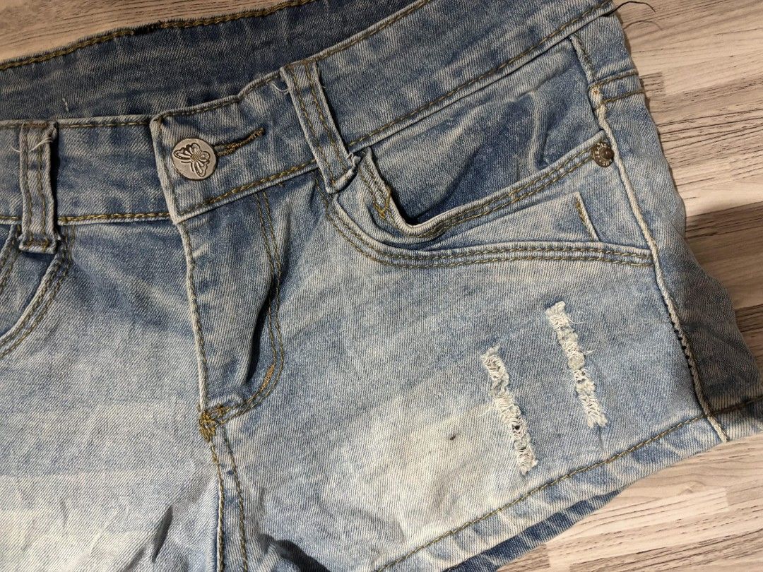 micro denim wash blue (Category: Shorts) located in Malay. Submitted by daisiberry (Listing ID 1462091210, Image 3). Description: 27-28 "8 • Please check the size, measurements, and condition carefully before purchasing. • All items are preloved/thrifted, so minor signs of wear may be present. 🤍 Please be a sure buyer before checking out. Thank you!.
