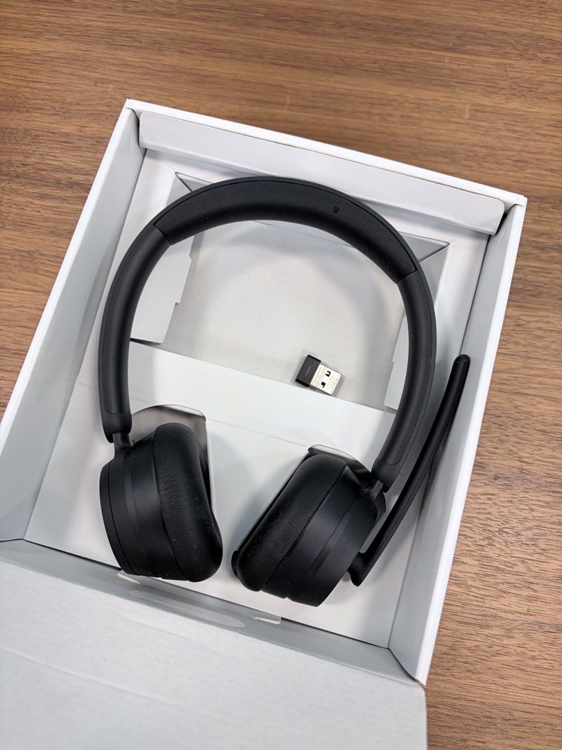 Microsoft Modern Wireless Headset （分類：頭戴式/罩耳式耳機）位於 Hong Kong。 由 eltimo12 提交（商品編號 1462197095，圖片 2）。簡介： Microsoft Modern Wireless Headset. Black colour. Comes with USB dongle. Great for calls and meetings. Connects wirelessly. Easy to use.。