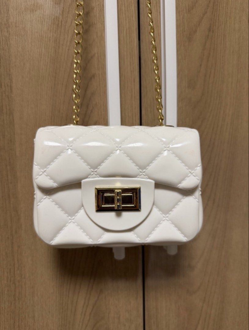 Mini Jelly Bag (Category: Shoulder Bags) located in Manila. Submitted by jinariii (Listing ID 1462245397, Image 2). Description: ▫️Mini Jelly Bag ▫️In excellent condition ▫️Size — W: 12cm H: 9cm Drop: 56cm ▫️Super cute in actual 🔺RFS: too small for me 💰MOP: BPI | Maribank | MAYA | GCash.