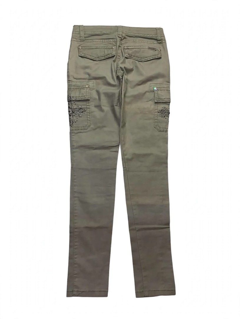 Miss Me Cargo Pants (Category: Jeans) located in Ivisan. Submitted by trashtotreasuree (Listing ID 1462085504, Image 2). Description: Sz 28.