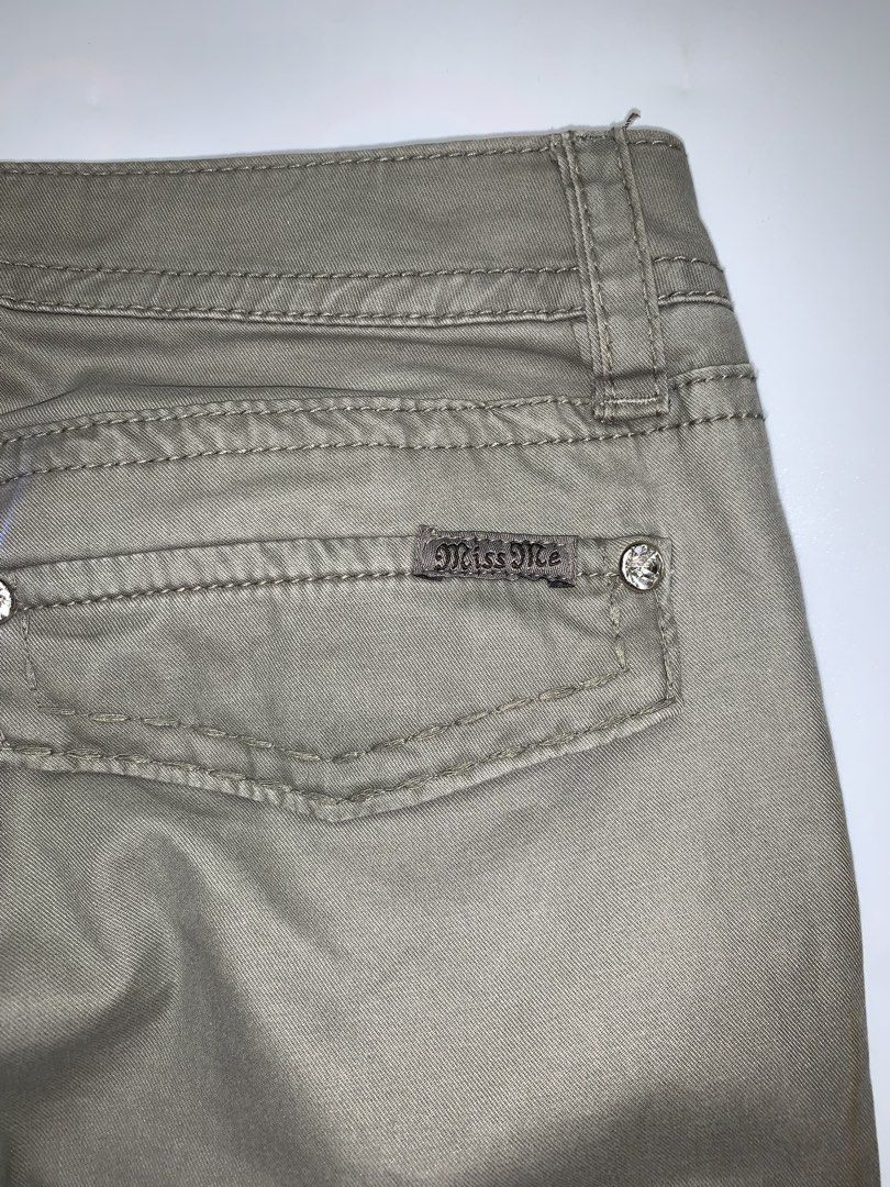 Miss Me Cargo Pants (Category: Jeans) located in Ivisan. Submitted by trashtotreasuree (Listing ID 1462085504, Image 3). Description: Sz 28.