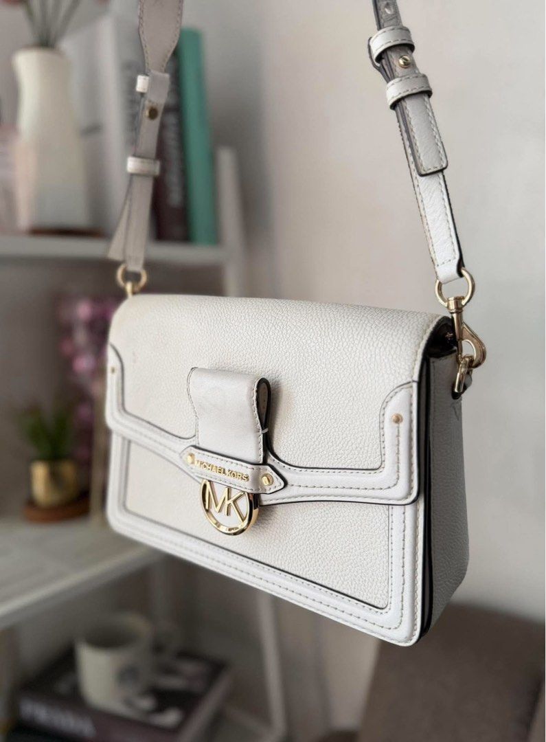 MK BAG (Category: Cross-body Bags) located in Manila. Submitted by sars_16 (Listing ID 1462049822, Image 2). Description: MK bag white 💯 original and Authentic Issues included to photos Slightly used .