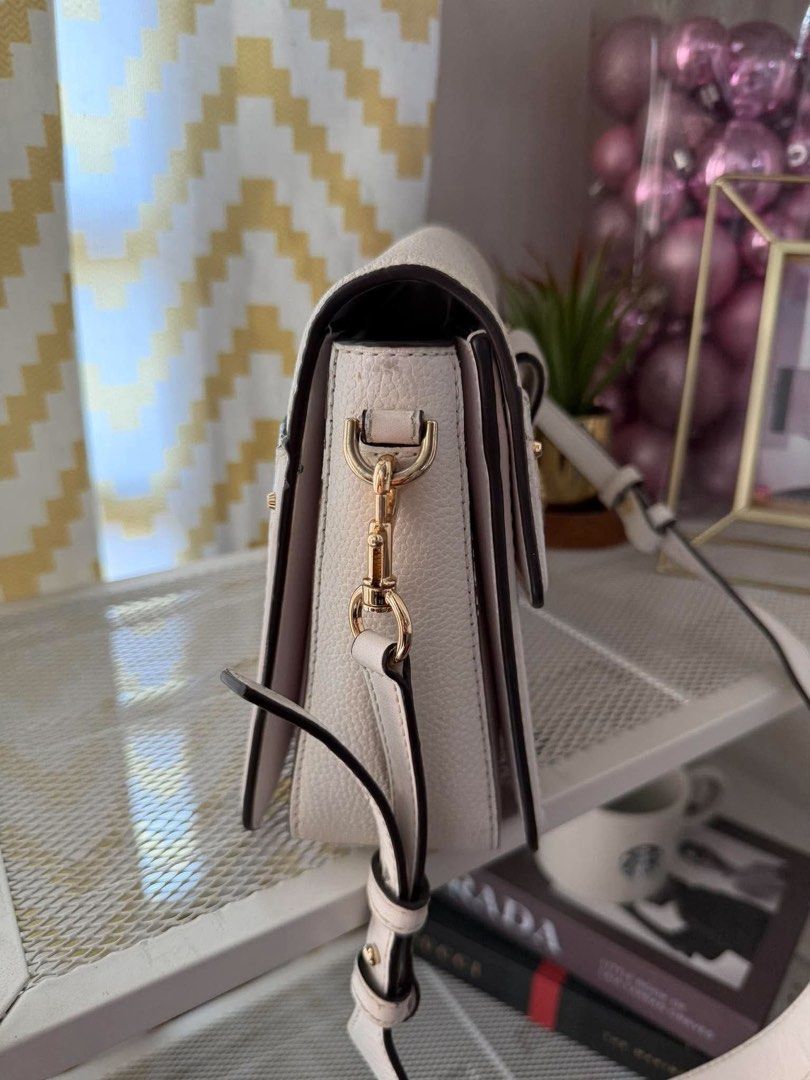 MK BAG (Category: Cross-body Bags) located in Manila. Submitted by sars_16 (Listing ID 1462049822, Image 3). Description: MK bag white 💯 original and Authentic Issues included to photos Slightly used .