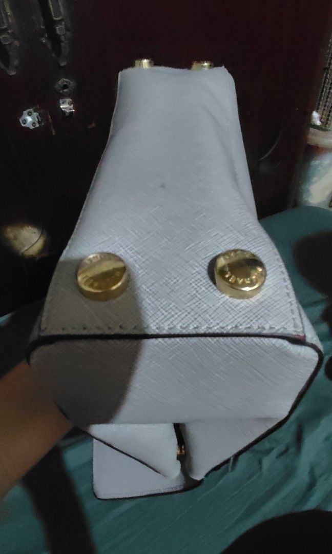 Mk slingbag (Category: Cross-body Bags) located in Las Pinas. Submitted by anne1411 (Listing ID 1462130021, Image 3). Description: gray color, meduim size. issue: madumi needs cleaning, walang sling strap, my mga rubs both side. free ng mk selma.