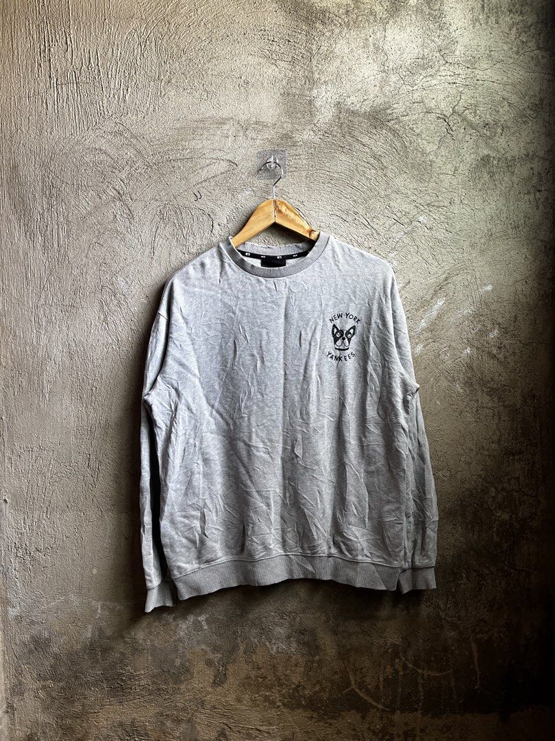 MLB NY BIG LOGO SWEATER (Category: Hoodies) located in Cagayan de Oro. Submitted by rewornthriftph (Listing ID 1462047033, Image 3). Description: width: 22 length: 26 medium | FITS also on small Color rate: 9/10 Issue: MINOR DISTRESSED ON NECKLINE, NEED WASH In VERY GOOD Condition See details and reference on slides Payment Methods: GCASH/JNT PLS MANAGE YOUR EXPECTATIONS. THRIFT ITEMS, NO CANCELLATION ₱300.