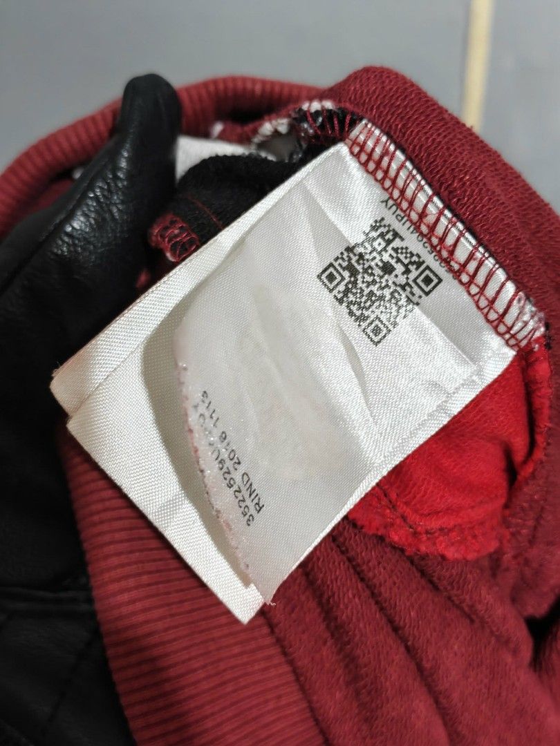 MONCLER (Category: Shorts) located in Muntinlupa City. Submitted by nofame12 (Listing ID 1462159190, Image 3). Description: PLEASE CHECK THE DETAILS OF THE ITEM ON FIRST PHOTO. LOCATION - SUCAT MUNTINLUPA CITY.