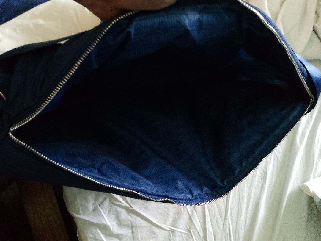 Moschino hand bag (Category: Luxury Bags & Wallets) located in Malabon City. Submitted by bugoy18 (Listing ID 1462125552, Image 3). Description: .