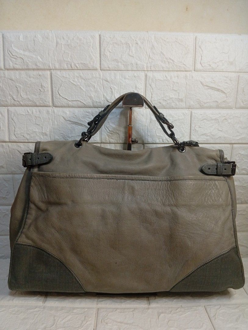 Mulberry Oversized Taylor 2-way Satchel Bag (Category: Tote Bags) located in Las Pinas. Submitted by etoksi1234 (Listing ID 1462200957, Image 2). Description: Pre-loved Mulberry Oversized Taylor Satchel featuring a two-tone grey leather design and gunmetal hardware..