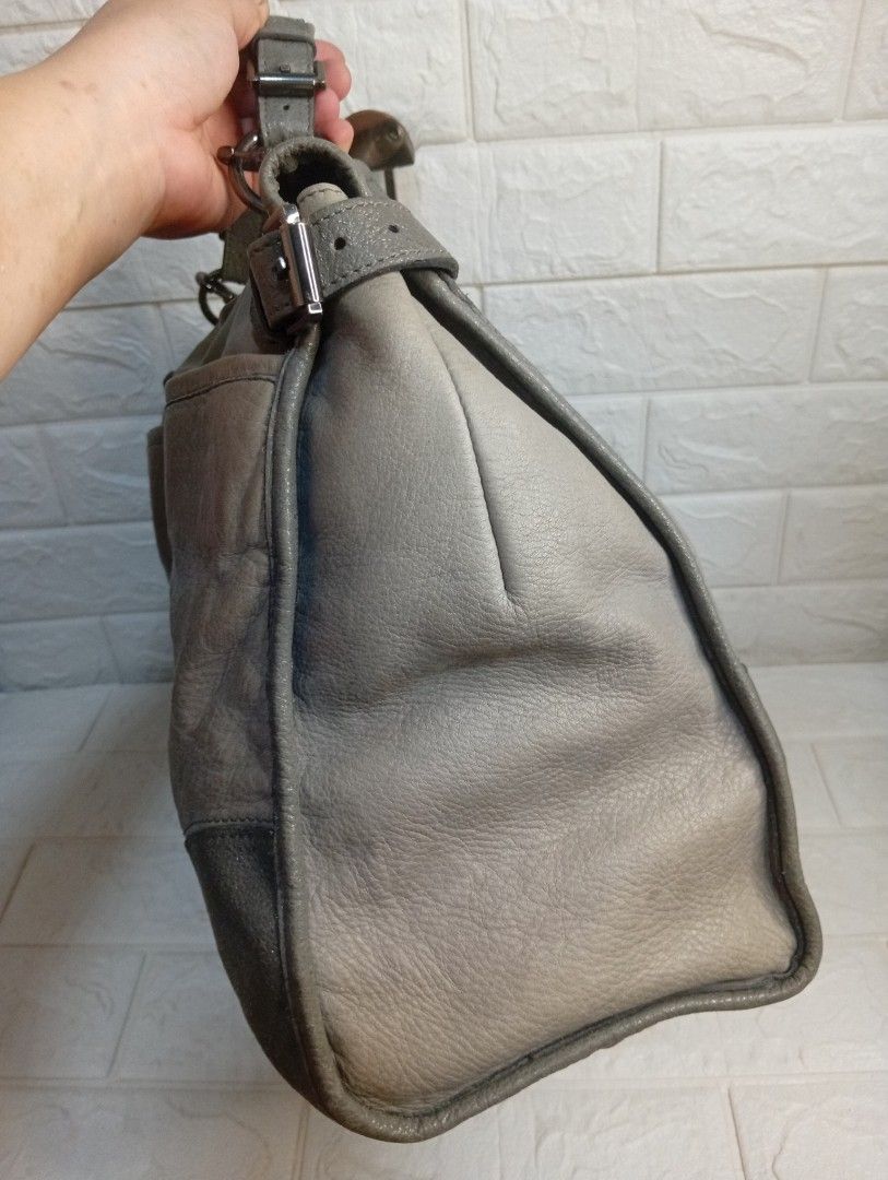Mulberry Oversized Taylor 2-way Satchel Bag (Category: Tote Bags) located in Las Pinas. Submitted by etoksi1234 (Listing ID 1462200957, Image 3). Description: Pre-loved Mulberry Oversized Taylor Satchel featuring a two-tone grey leather design and gunmetal hardware..