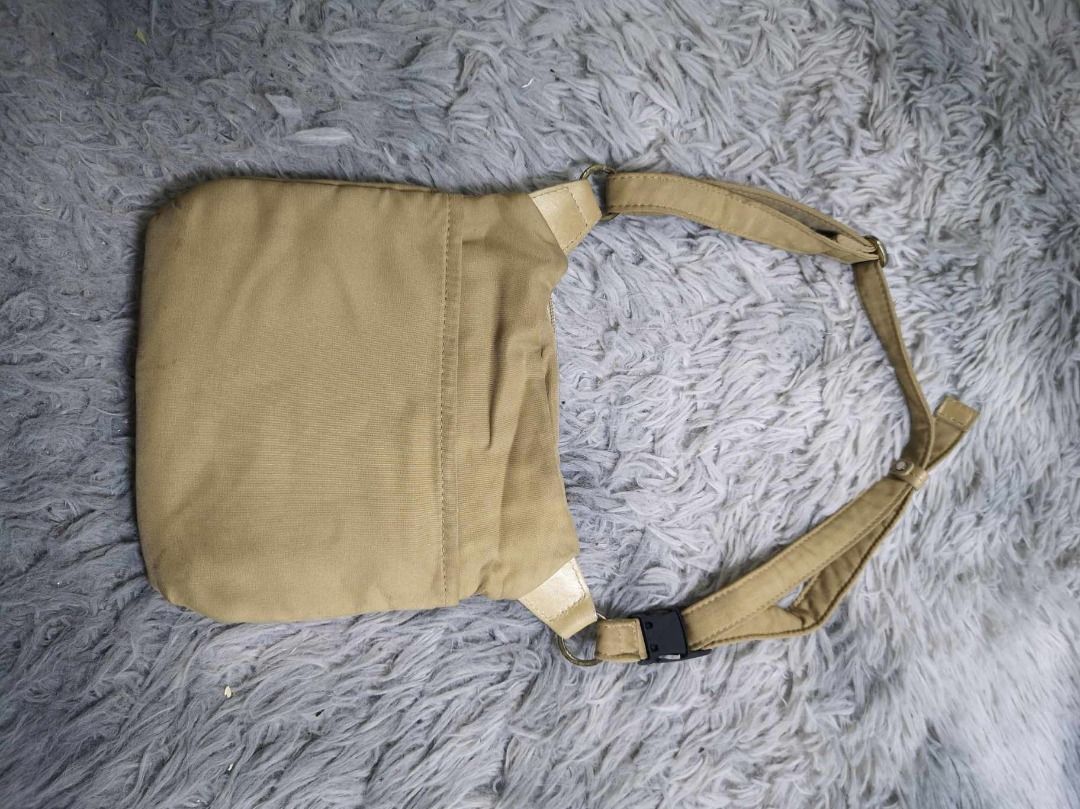 Multiple Front Pocket Adjustable Strap Crossbody Bag (Category: Cross-body Bags) located in Santa Cruz. Submitted by jmy_surplus.2 (Listing ID 1462101280, Image 3). Description: Size ; L - 7.4 W - 8 Color ; Beige Type ; Crossbody Bag Brand ; No brand Material ; Leather Style ; Leather Zipper Closure Crossbody bag LR 129 JMY 1 Batch #221.