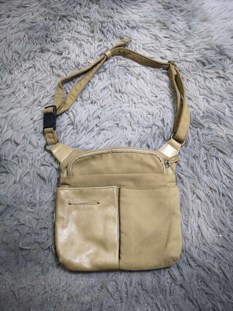 Multiple Front Pocket Adjustable Strap Crossbody Bag (Category: Cross-body Bags) located in Santa Cruz. Submitted by jmy_surplus.2 (Listing ID 1462101280, Image 1). Description: Size ; L - 7.4 W - 8 Color ; Beige Type ; Crossbody Bag Brand ; No brand Material ; Leather Style ; Leather Zipper Closure Crossbody bag LR 129 JMY 1 Batch #221.