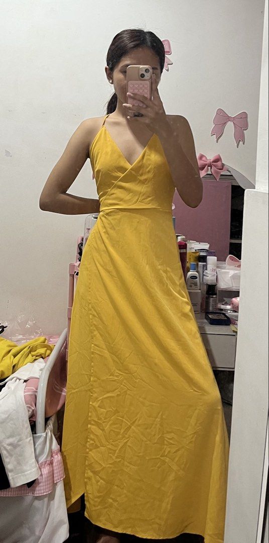 Mustard Maxi/Long Dress (Category: Dresses) located in Antipolo. Submitted by sldchloe_declutters (Listing ID 1462205333, Image 1). Description: Decluttering ❤️ •May stain sa back part ng dress sa bottom (nasa picture) •Lalamove/j&t Loc: Antipolo.