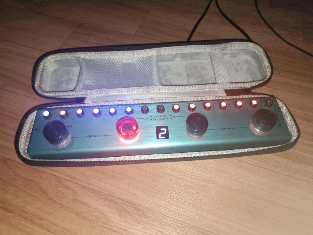 M-Wave TANK-G Combined Effects Pedal with Case (Category: Musical Instruments) located in San Fernando. Submitted by freewolf_63b845 (Listing ID 1462073591, Image 3). Description: - M-Wave TANK-G combined effects pedal - Multiple buttons and knobs for extensive sound customization - Includes a protective carrying case - All indicator lights are functional - Ideal for guitarists seeking to expand their sonic palette - Ready for its next owner.