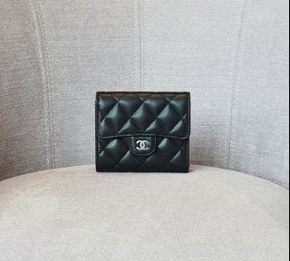 (Category: ) located in . Submitted by luxurydesignerbrands (Listing ID 1462178001, Image 1). Description: .