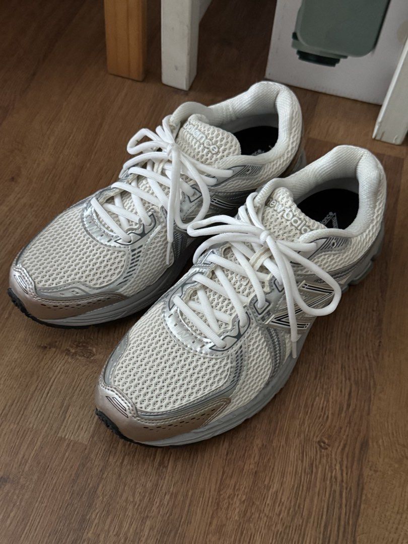 New balance 860 v2 (Category: Casual Shoes) located in Marikina City. Submitted by josefm5g8_11 (Listing ID 1462104055, Image 2). Description: New balance 860 v2 Condition: like new.