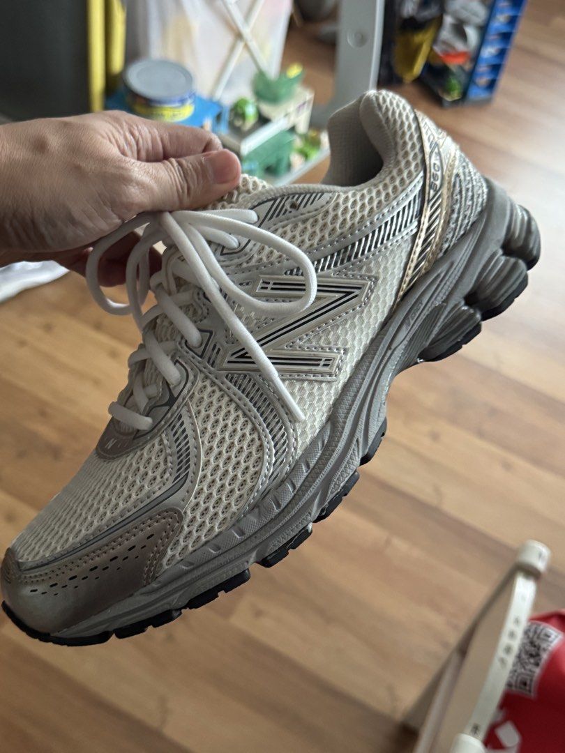 New balance 860 v2 (Category: Casual Shoes) located in Marikina City. Submitted by josefm5g8_11 (Listing ID 1462104055, Image 1). Description: New balance 860 v2 Condition: like new.