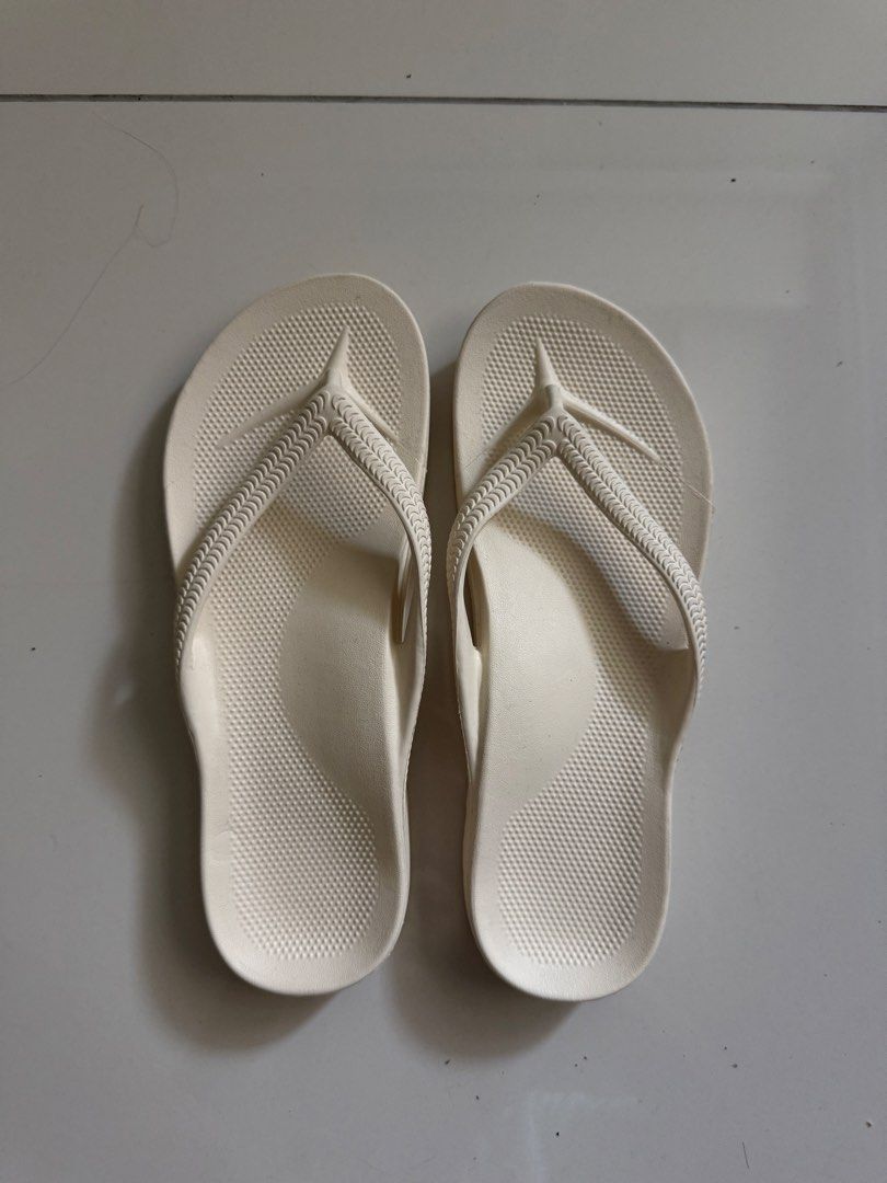 NEW Cream Flip-Flops Size 39 (Category: Slippers and slides) located in Taguig. Submitted by liapol2710 (Listing ID 1462052941, Image 3). Description: - Cream colored flip-flops - Comfortable and easy to wear - Wavy grip pattern on sole for enhanced traction - Made in China - Size 39.