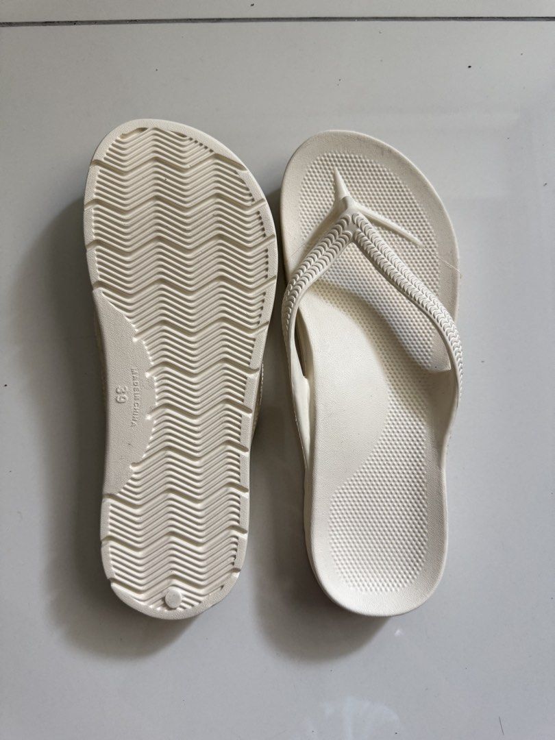 NEW Cream Flip-Flops Size 39 (Category: Slippers and slides) located in Taguig. Submitted by liapol2710 (Listing ID 1462052941, Image 2). Description: - Cream colored flip-flops - Comfortable and easy to wear - Wavy grip pattern on sole for enhanced traction - Made in China - Size 39.