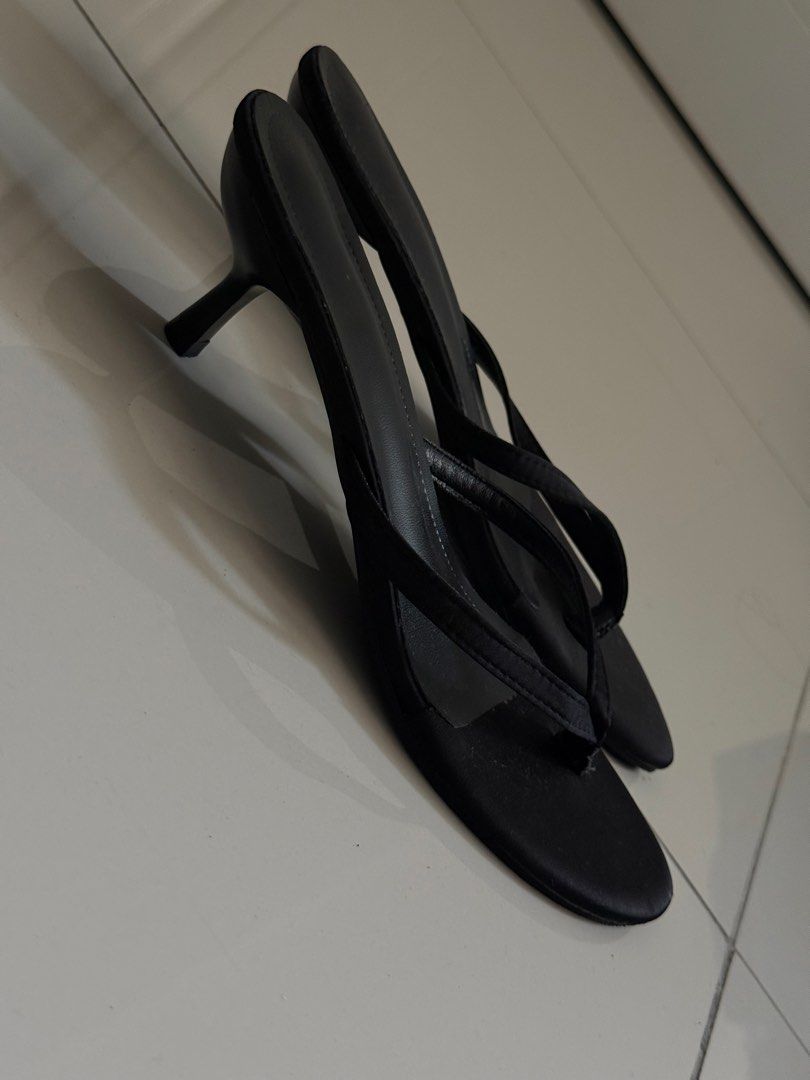 NEW Pumps (Category: Heels) located in Taguig. Submitted by liapol2710 (Listing ID 1462051989, Image 1). Description: .