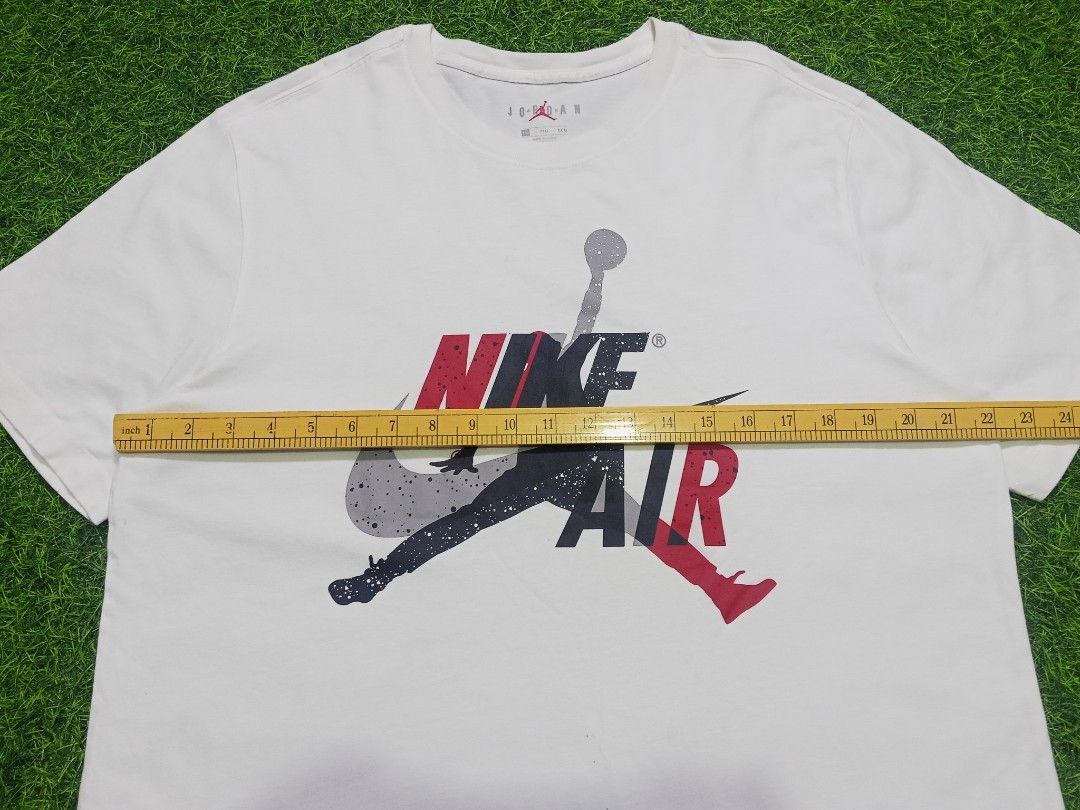 NIKE AIR JORDAN WHITE TEE (Category: Tshirts & Polo Shirts ) located in Toledo. Submitted by rare_district (Listing ID 1462184882, Image 3). Description: Excellent Condition Issue: Minimal see last pic Size XL Fittings Dimes: 22 x 28.5 Excellent Color Rate.