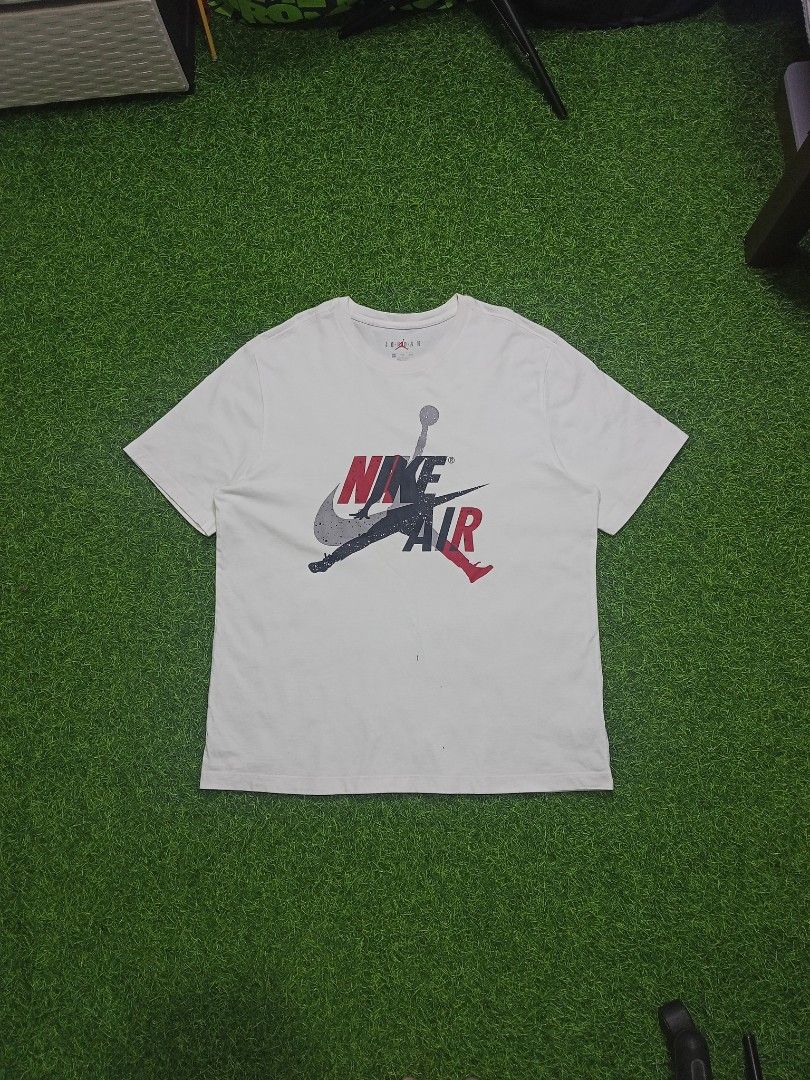 NIKE AIR JORDAN WHITE TEE (Category: Tshirts & Polo Shirts ) located in Toledo. Submitted by rare_district (Listing ID 1462184882, Image 1). Description: Excellent Condition Issue: Minimal see last pic Size XL Fittings Dimes: 22 x 28.5 Excellent Color Rate.