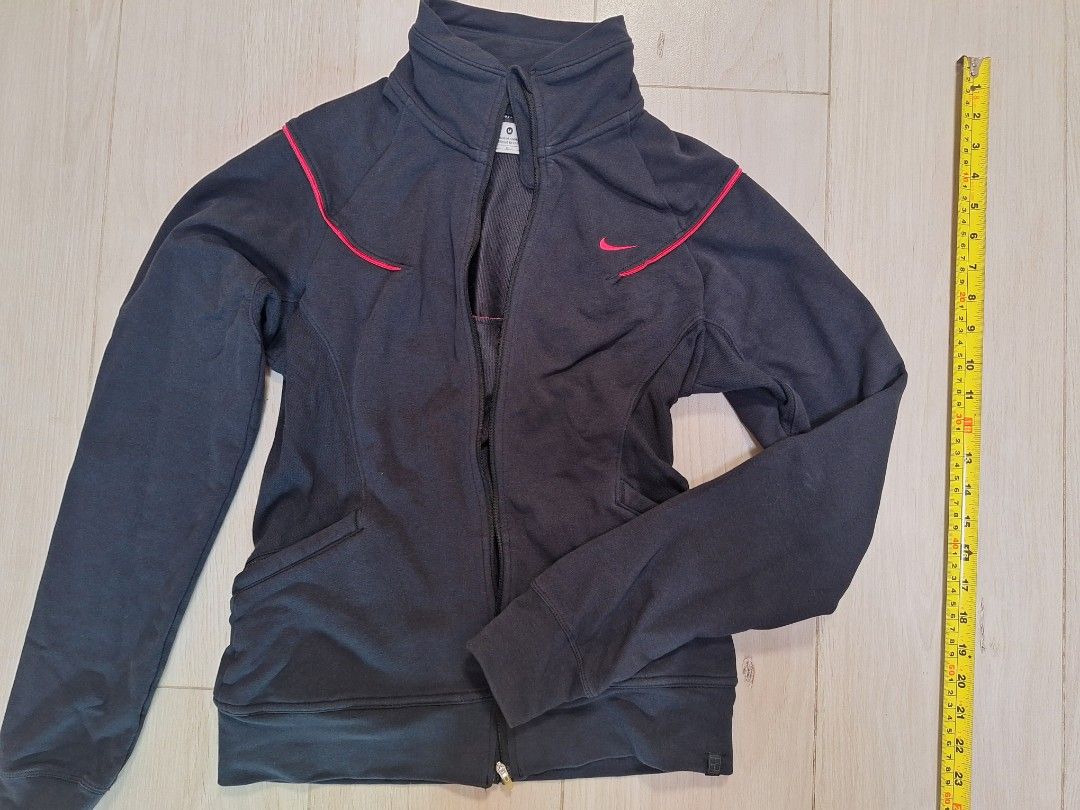 Nike Dry Fit Jacket 外套 （分類：外套及戶外衣服）位於 Hong Kong。 由 creambambi 提交（商品編號 1462193064，圖片 1）。簡介： 郵寄方式💌 1. 平郵按郵局收費（ 郵寄風險由買家承擔） 2.SF 到付 付款方式 Payme/ FPS 💌溫馨提示 🎀本帳號超過700個5⭐好評價 🚩貨物出門，恕不退換，如圖所見 🚩如有任何疑問，請先查詢清楚🙇 🚩請想清楚才出價，出價後不能取消交易 🚩一旦付款，不接受任何理由退款，並需要在7日內完成交易。 ⭐️⭐️⭐️⭐️⭐️⭐️⭐️⭐️⭐️⭐️⭐️⭐️。