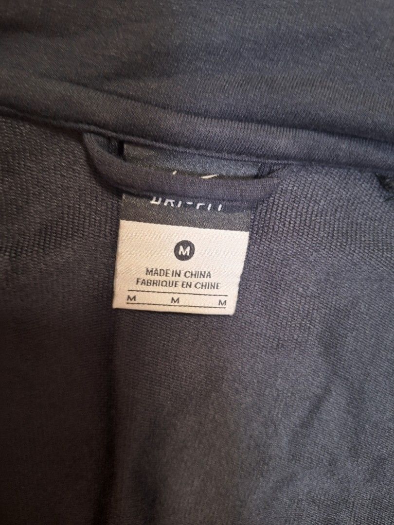 Nike Dry Fit Jacket 外套 （分類：外套及戶外衣服）位於 Hong Kong。 由 creambambi 提交（商品編號 1462193064，圖片 3）。簡介： 郵寄方式💌 1. 平郵按郵局收費（ 郵寄風險由買家承擔） 2.SF 到付 付款方式 Payme/ FPS 💌溫馨提示 🎀本帳號超過700個5⭐好評價 🚩貨物出門，恕不退換，如圖所見 🚩如有任何疑問，請先查詢清楚🙇 🚩請想清楚才出價，出價後不能取消交易 🚩一旦付款，不接受任何理由退款，並需要在7日內完成交易。 ⭐️⭐️⭐️⭐️⭐️⭐️⭐️⭐️⭐️⭐️⭐️⭐️。