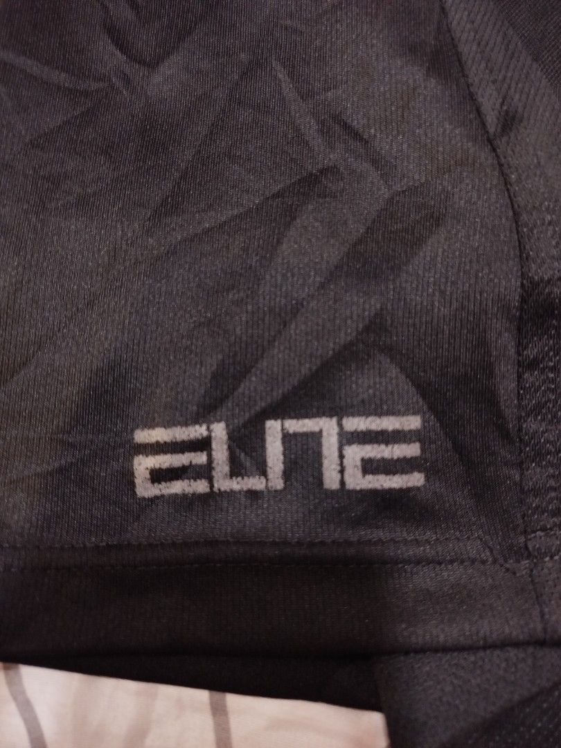 NIKE ELITE DRY-FIT (Category: Activewear) located in Antipolo. Submitted by goods_thrift (Listing ID 1462058144, Image 3). Description: NIKE DRY-FIT ELITE Colorate 9/10 Size Large to Xlarge issue fade neck tag 400 Free Sf.