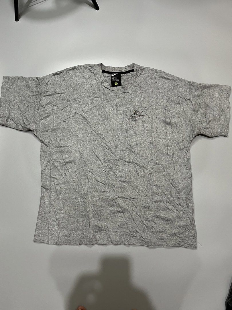 Nike Grey T-Shirt XXL (Category: Tshirts & Polo Shirts ) located in Manila. Submitted by jorgemabelin2001 (Listing ID 1462051244, Image 1). Description: - Grey Nike T-shirt - Size: XXL - Material: 100% Cotton - Features a small, colorful Nike logo on the chest - Ideal for casual wear -Dimes 24x29.