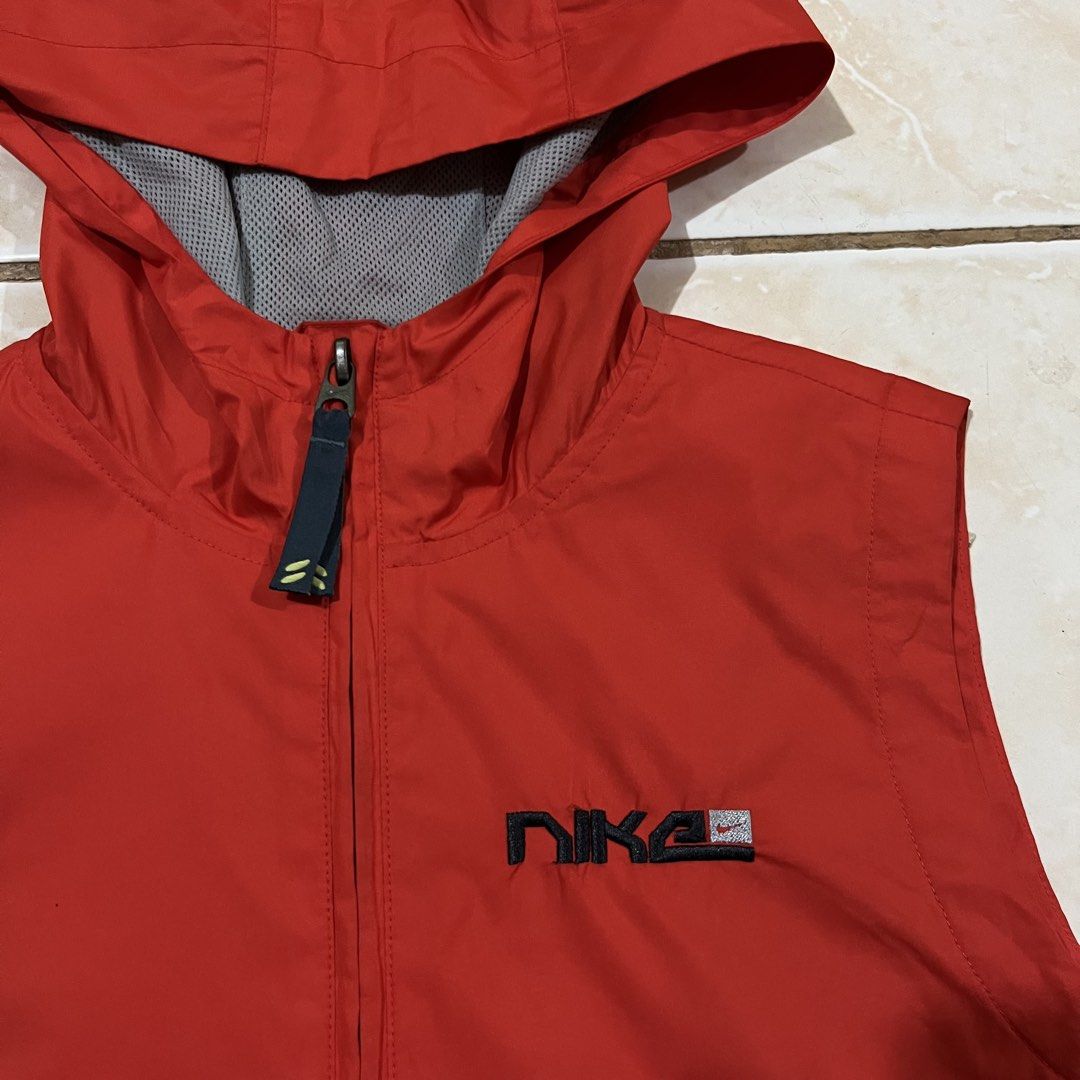 Nike hooded zip-up vest (Category: Tshirts & Polo Shirts ) located in Alubijid. Submitted by rstylthrft (Listing ID 1462201335, Image 2). Description: .