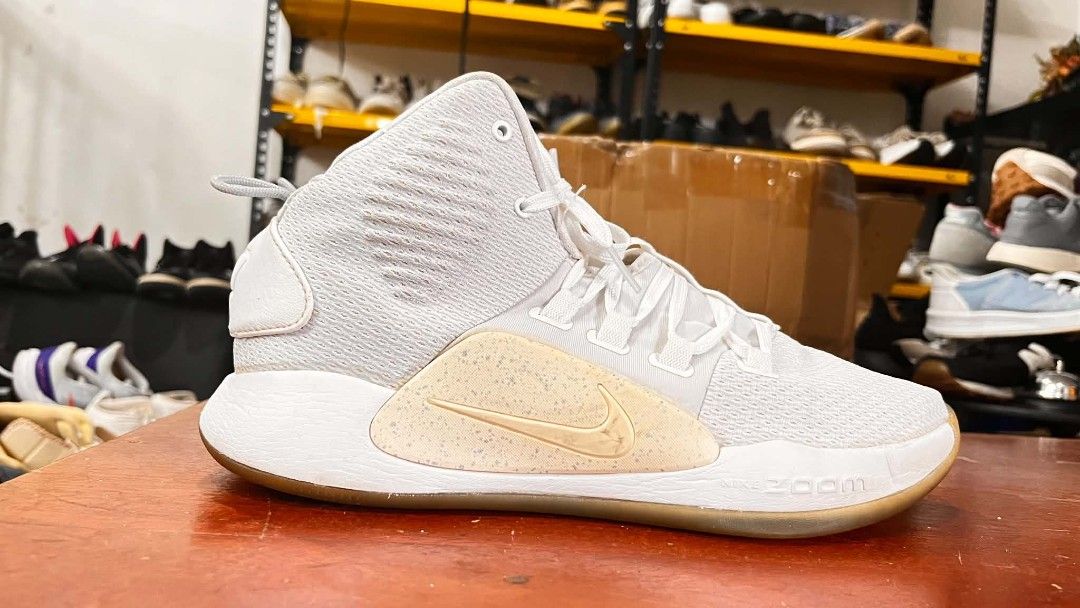 Nike HYperdunk White ICE (Category: Dress Shoes) located in Cainta. Submitted by wichaelthriftstall (Listing ID 1462259139, Image 1). Description: Nike Legacy 212 (Gray) Size 8.5 Men We are located in Cainta Rizal Good Condition Quality for basketball Strictly payment first for shoes if ipapa lalamove,joyride,grab,angkas & more. Both pAyment first naman if J&T,Flash,LBC For meetup dito lang po pwede: https://maps.app.goo.gl/jPSrwBGktAonAycSA (Unc