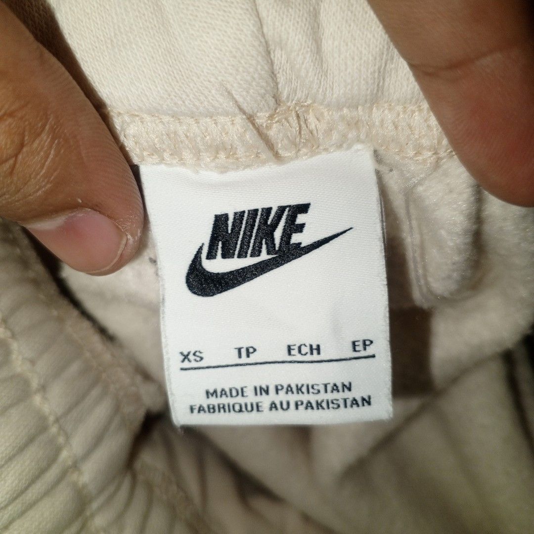 Nike jogger pants (Category: Jeans) located in Bacoor. Submitted by jeffmedrin55454 (Listing ID 1462162465, Image 2). Description: dimes waist 24 to 30 length 40 hem 4.5 to 7 thighs 11.