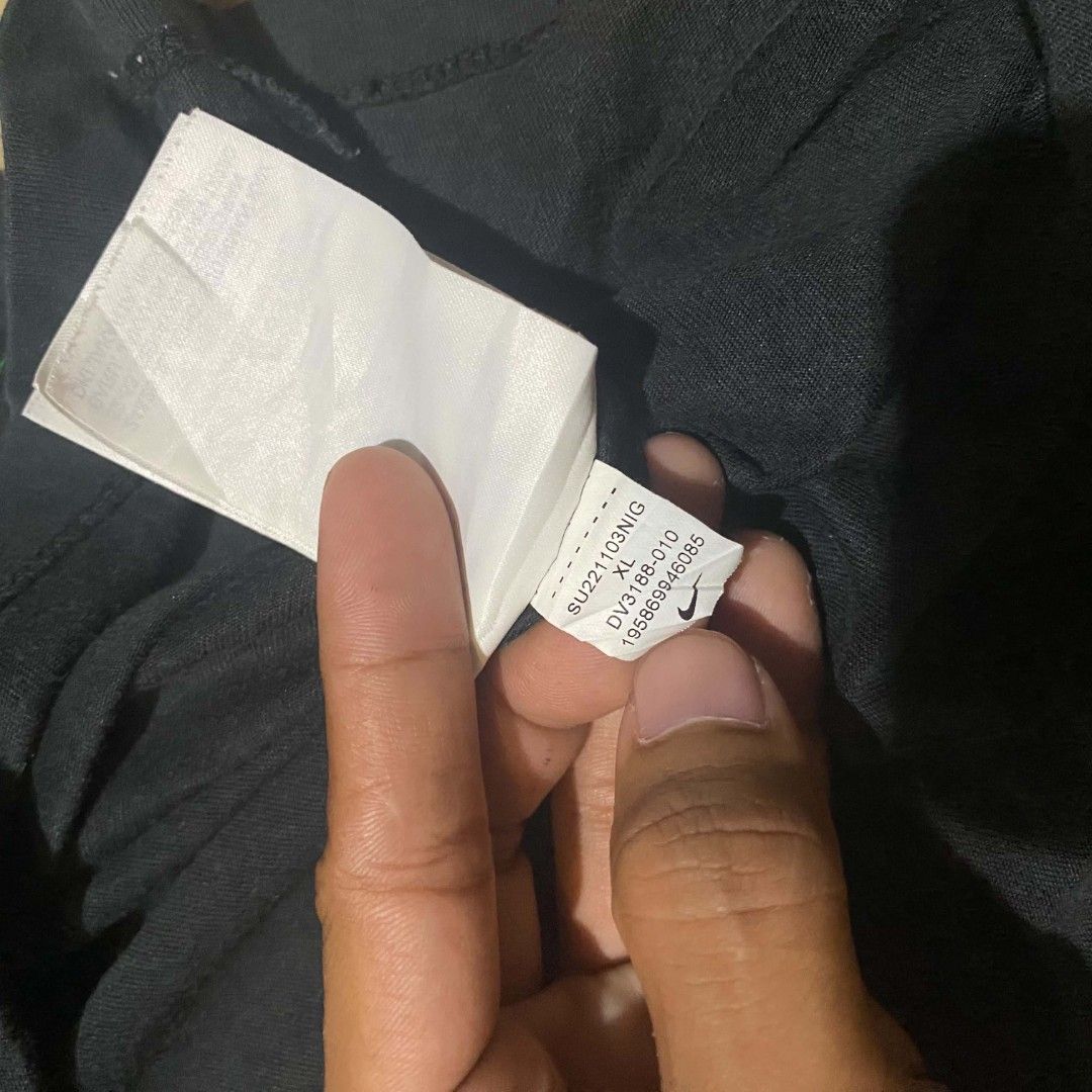 nike just do it (Category: Tshirts & Polo Shirts ) located in Malabon City. Submitted by not_just_fits (Listing ID 1462224279, Image 3). Description: • dimes: 22 × 27.5 • condition: good condition • flaw/s: loose stitch, 3pin hole.