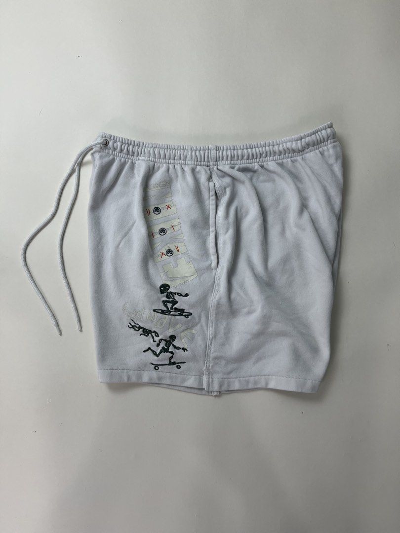 Nike Shorts (Category: Shorts) located in Makati City. Submitted by ufcknwthbst (Listing ID 1462074802, Image 1). Description: 16 inch length 9.5/10 condition No issue.