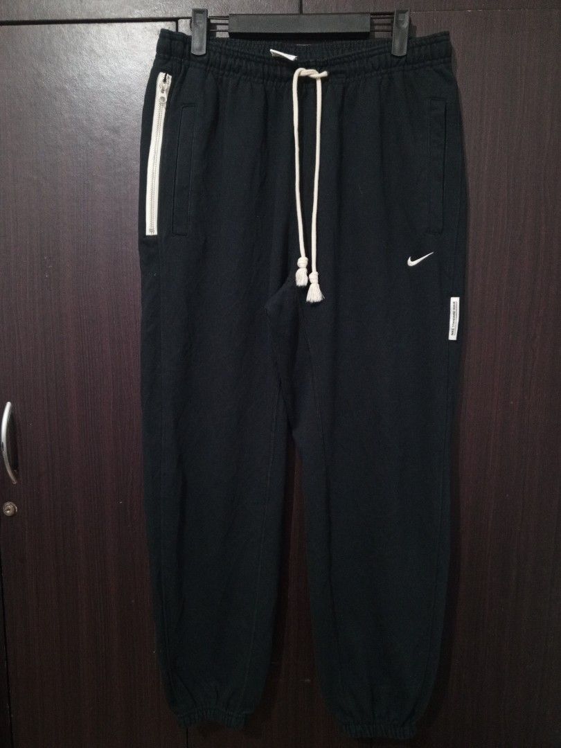 Nike Standard Issue Sweatpants (Category: Joggers) located in Santa Maria. Submitted by paulo-garcia21 (Listing ID 1462135128, Image 1). Description: xl on tag 30 to 38 by 39 L.O. 12.5 inseam 25.5 excellent condition no issue.
