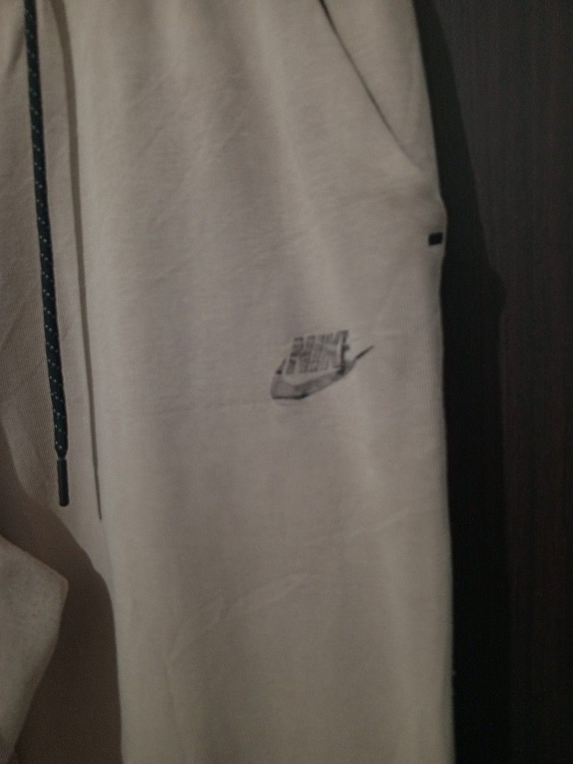 Nike techfleece (Category: Joggers) located in Santa Maria. Submitted by paulo-garcia21 (Listing ID 1462136136, Image 2). Description: medium on tag 26 to 32 by 36 L.O 11 inseam 23.5 see photos for issues.
