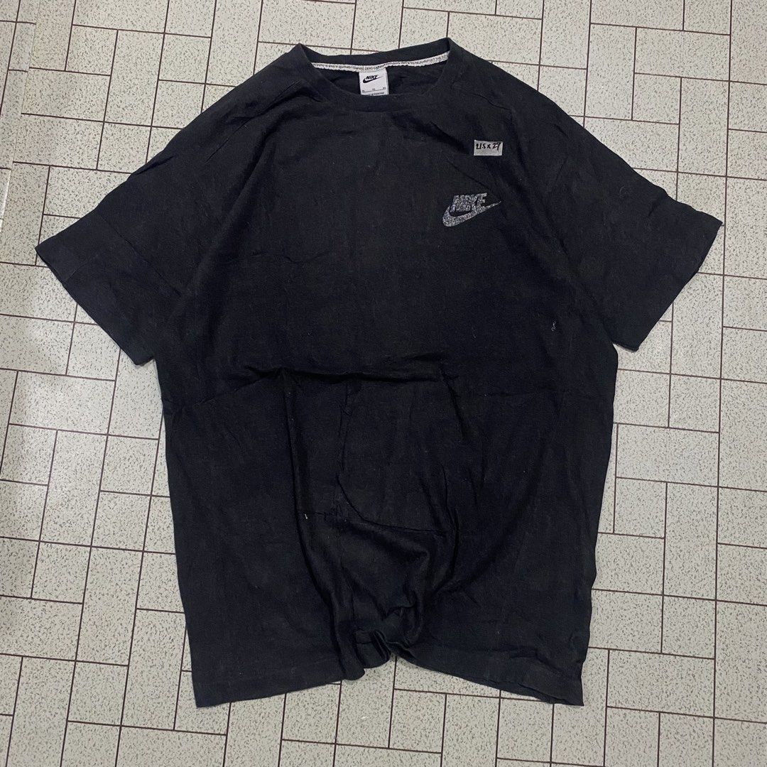 Nike T-Shirt XL Dark Grey (Category: Tshirts & Polo Shirts ) located in Manila. Submitted by sepamorash53558 (Listing ID 1462081298, Image 1). Description: - Dark grey Nike t-shirt - Size: XL - Material: Cotton blend with polyester (check label for details) - Design: Textured, glittery Nike logo on chest - Accent: Small 'USK x 27' tag - Origin: Made in Pakistan.