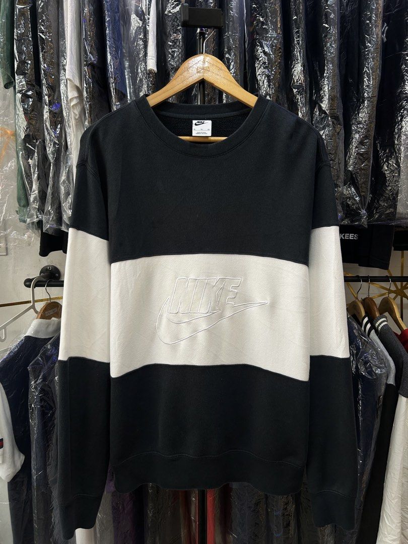 Nike two-toned Sweater pullover (Category: Coats, Jackets and Outerwear) located in Manila. Submitted by cachegoodsuncovers (Listing ID 1462194274, Image 1). Description: 🚨 Nike two-toned Sweater 🚨 ✅️SIZE: Xl ✅️DIMES - W-24 L-28 ✅️CONDITION - Exellent ✅️COLOR RATE - 9.5/10 ✅️Complete tags ✅️Color may vary due to lighting ✅️ISSUE -❌ ✅Comsec for details .