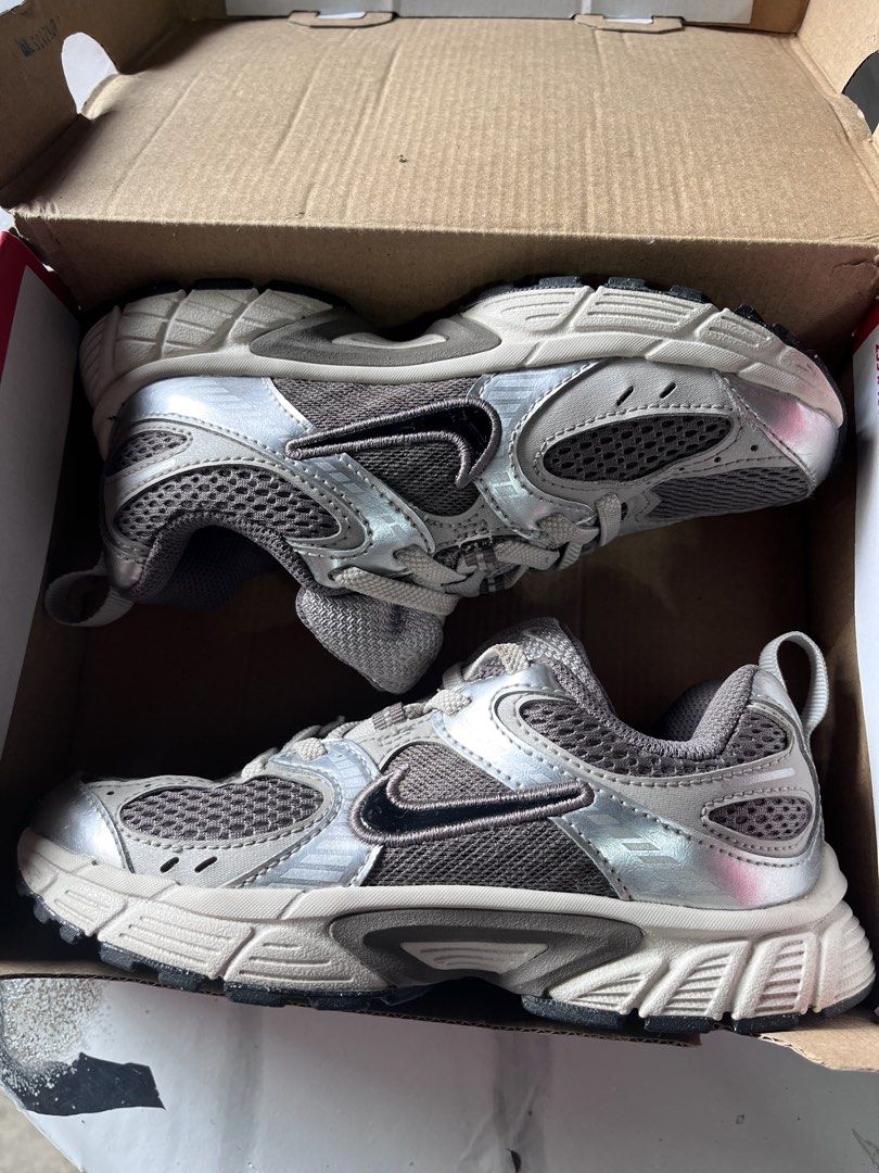 Nike V5 rnr (Category: Babies & Kids Fashion) located in Bulacan. Submitted by theocalyx (Listing ID 1462259853, Image 3). Description: Nike v5 rnr Euc-LN condi No issue.