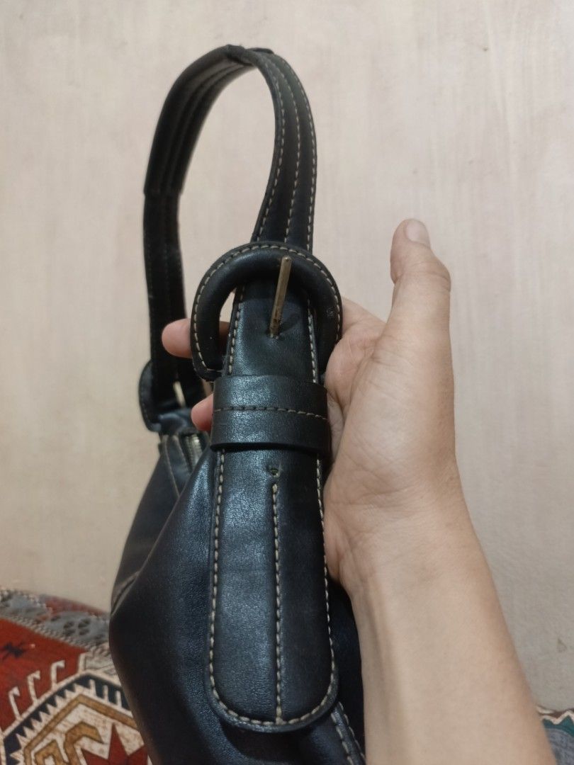 Nine West Black Leather Shoulder Bag (Category: Shoulder Bags) located in Manila. Submitted by del_thrifts03 (Listing ID 1462078659, Image 2). Description: - Brand: Nine West - Color: Black - Style: Classic hobo shoulder bag - Material: Leather - Closure: Zipper - Interior: Striped lining - Condition: Minor wear on leather, small scuff mark on side. Still a great everyday bag..