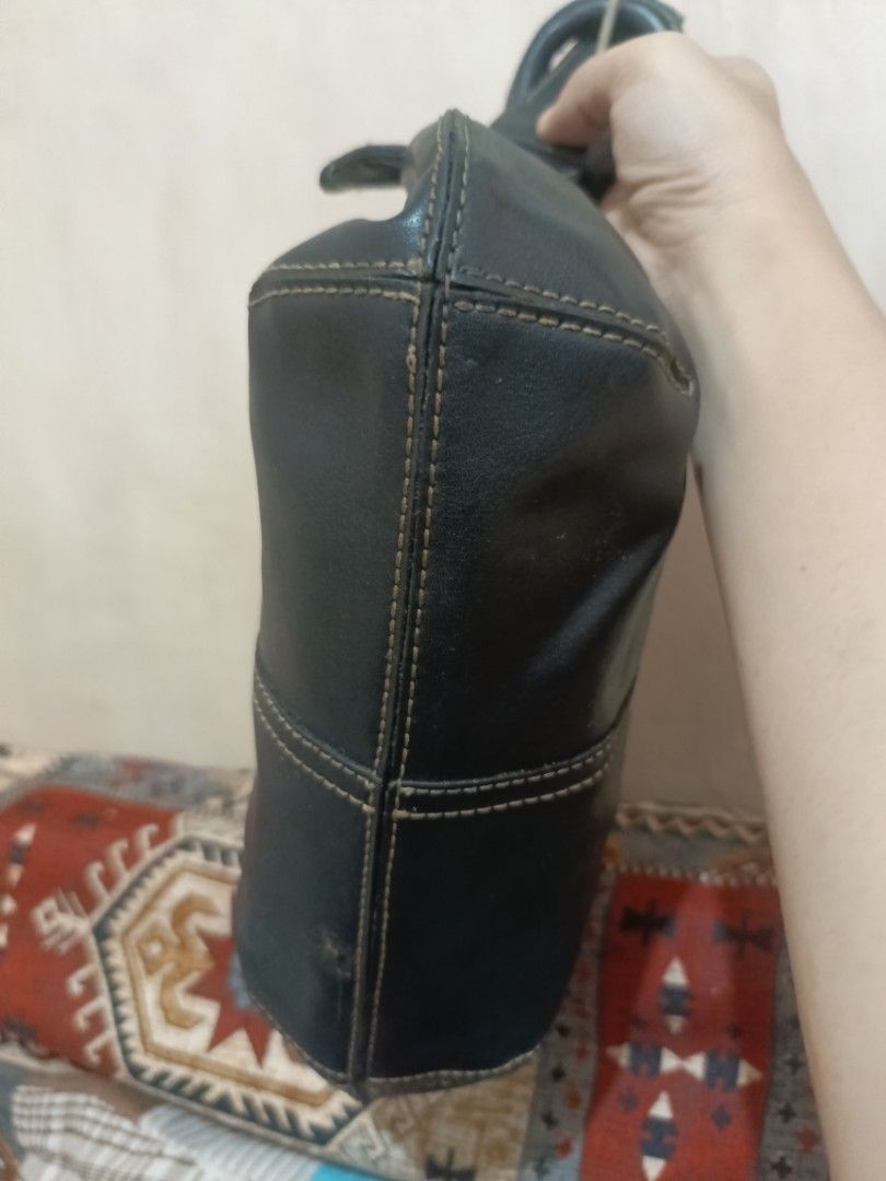 Nine West Black Leather Shoulder Bag (Category: Shoulder Bags) located in Manila. Submitted by del_thrifts03 (Listing ID 1462078659, Image 3). Description: - Brand: Nine West - Color: Black - Style: Classic hobo shoulder bag - Material: Leather - Closure: Zipper - Interior: Striped lining - Condition: Minor wear on leather, small scuff mark on side. Still a great everyday bag..