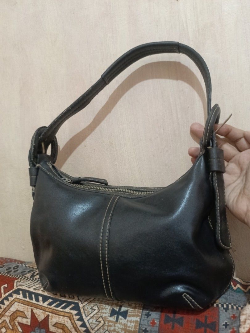 Nine West Black Leather Shoulder Bag (Category: Shoulder Bags) located in Manila. Submitted by del_thrifts03 (Listing ID 1462078659, Image 1). Description: - Brand: Nine West - Color: Black - Style: Classic hobo shoulder bag - Material: Leather - Closure: Zipper - Interior: Striped lining - Condition: Minor wear on leather, small scuff mark on side. Still a great everyday bag..