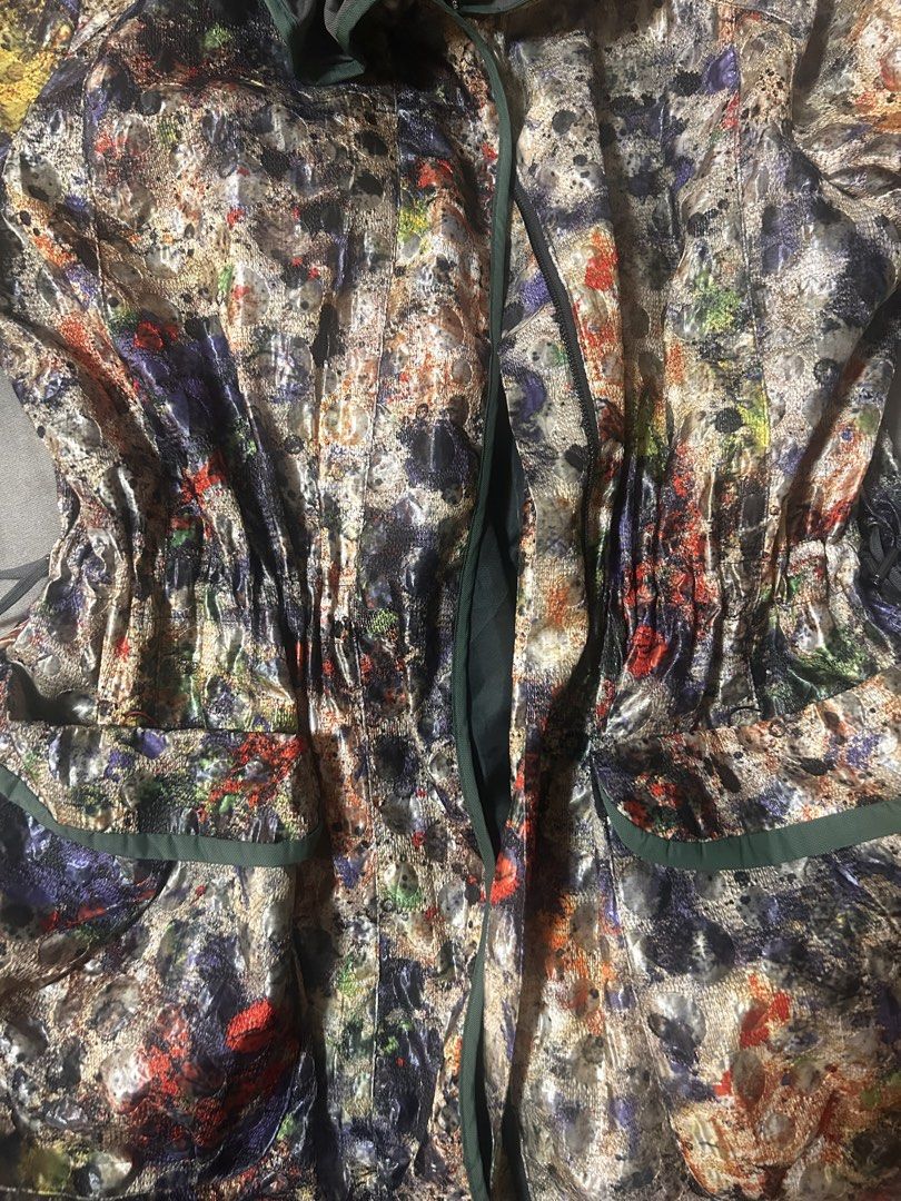 NO BRAND (Category: Coats, Jackets and Outerwear) located in Davao. Submitted by sart0ria85 (Listing ID 1462218761, Image 2). Description: A beautiful parka in abstract prints. Dark green is the inner fabric. Label is removed. MEDIUM. Size 6 EXCELLENT CONDITION (96/100).